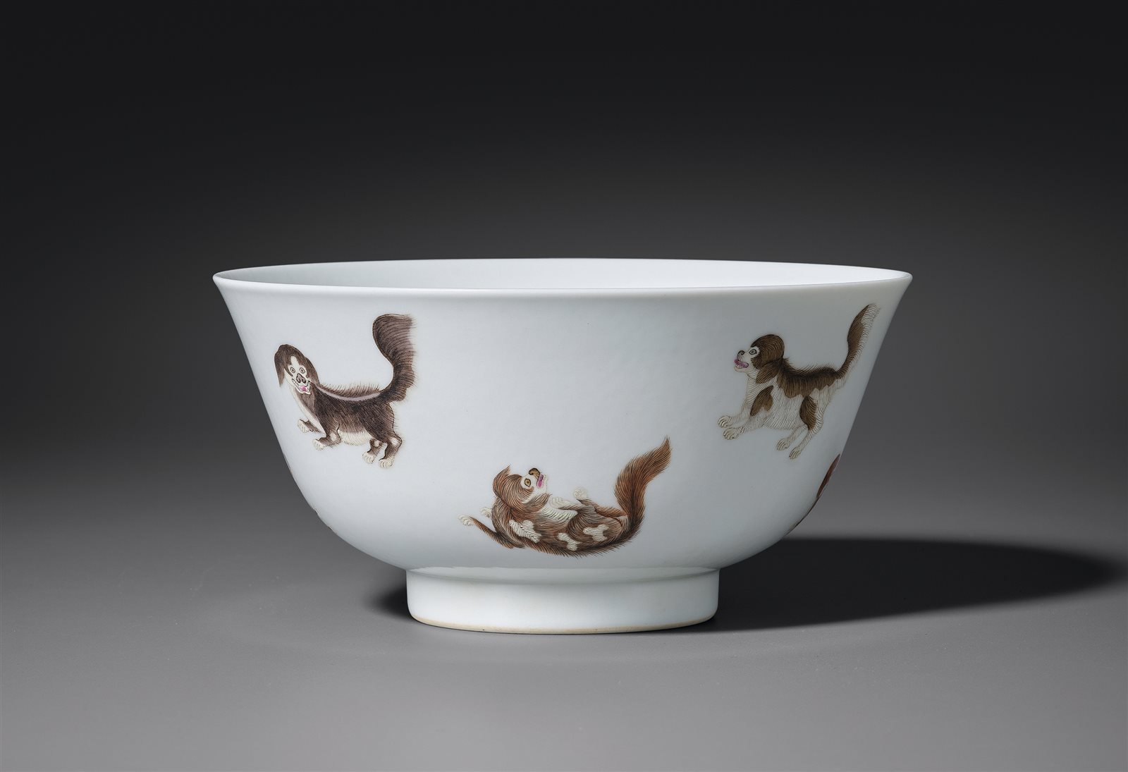 清道光(1848年) 粉彩灵犬纹碗