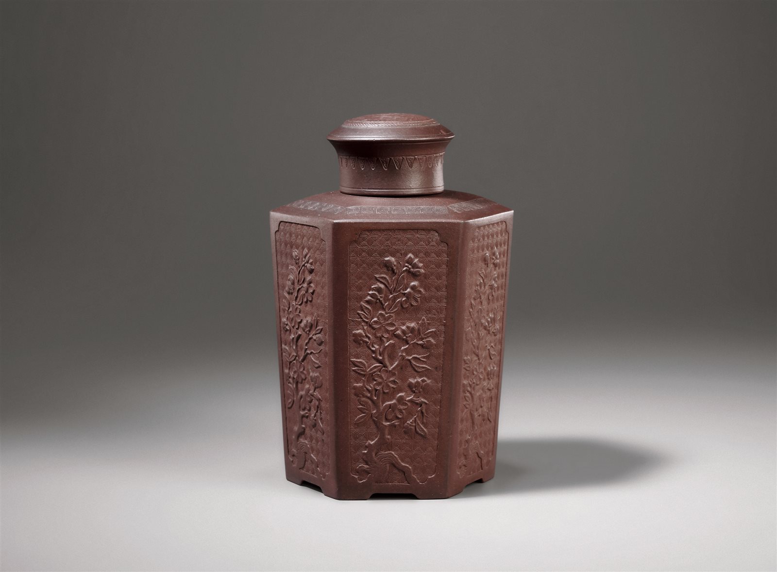 清早期 紫砂模印花卉纹六方盖罐