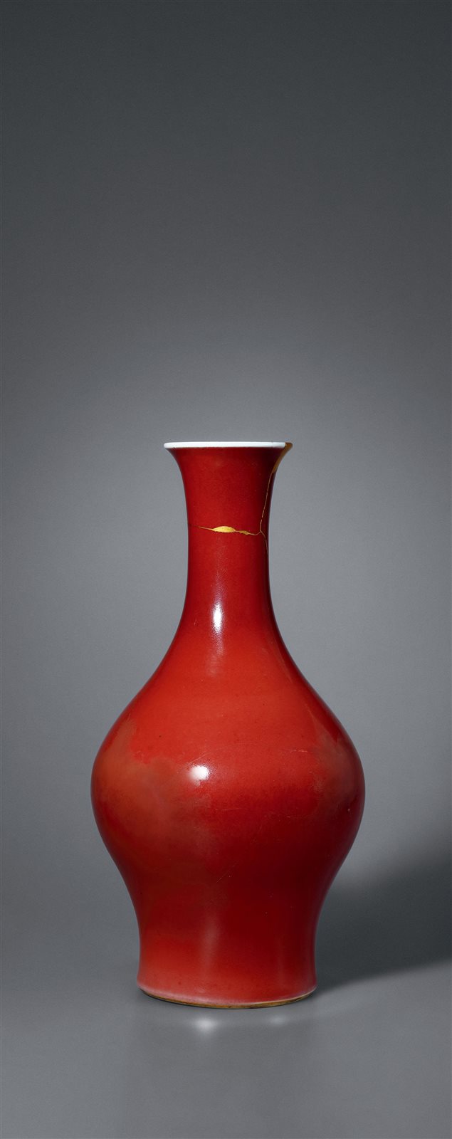 霁红釉长颈橄榄瓶