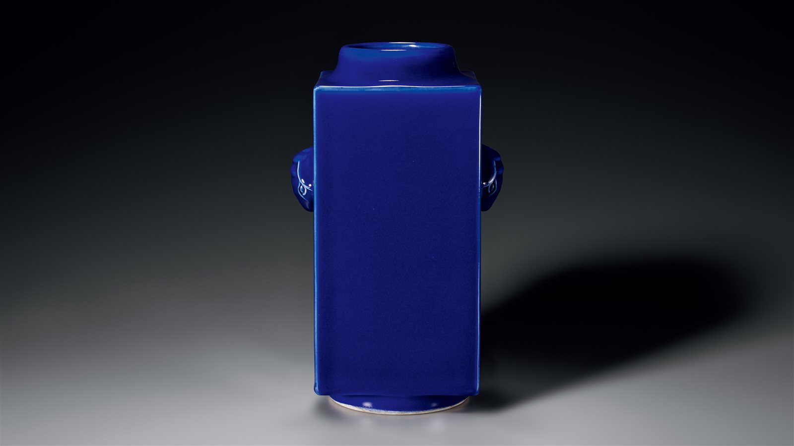 清光绪 霁蓝釉象耳琮式瓶