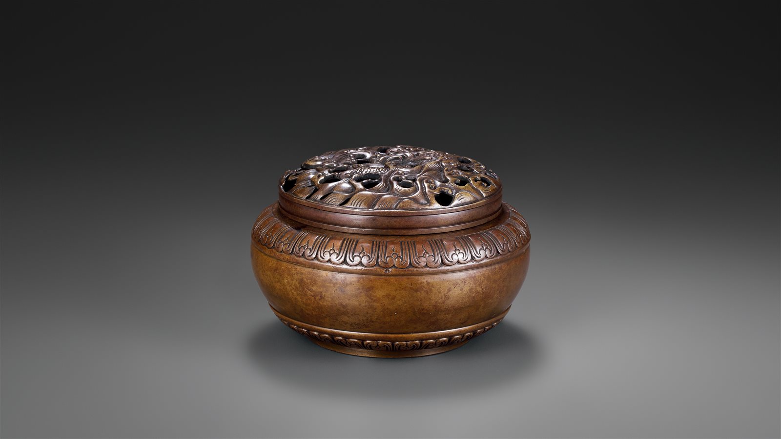 清中期 铜镂雕鱼化龙纹熏炉