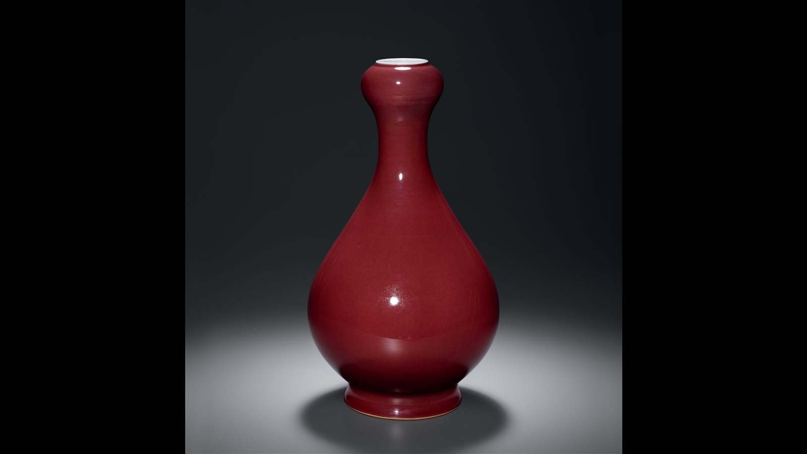 清乾隆 霁红釉蒜头瓶