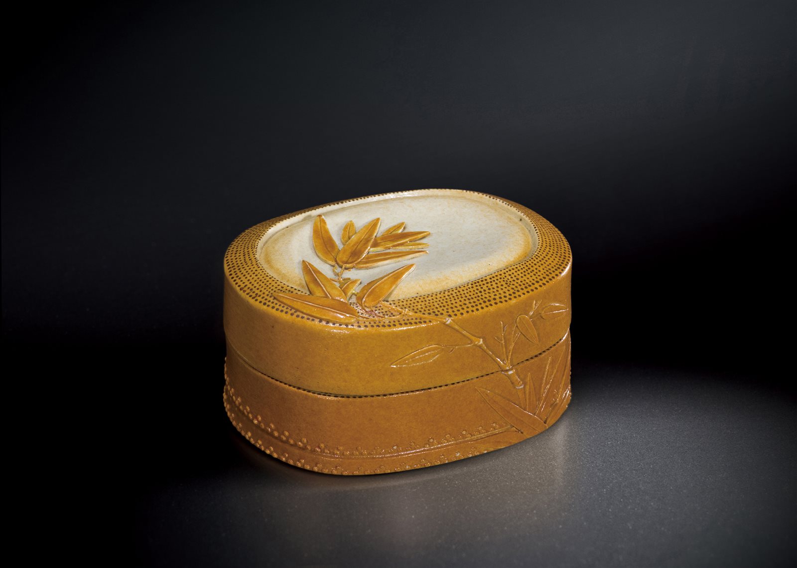 黄釉仿竹节式盖盒