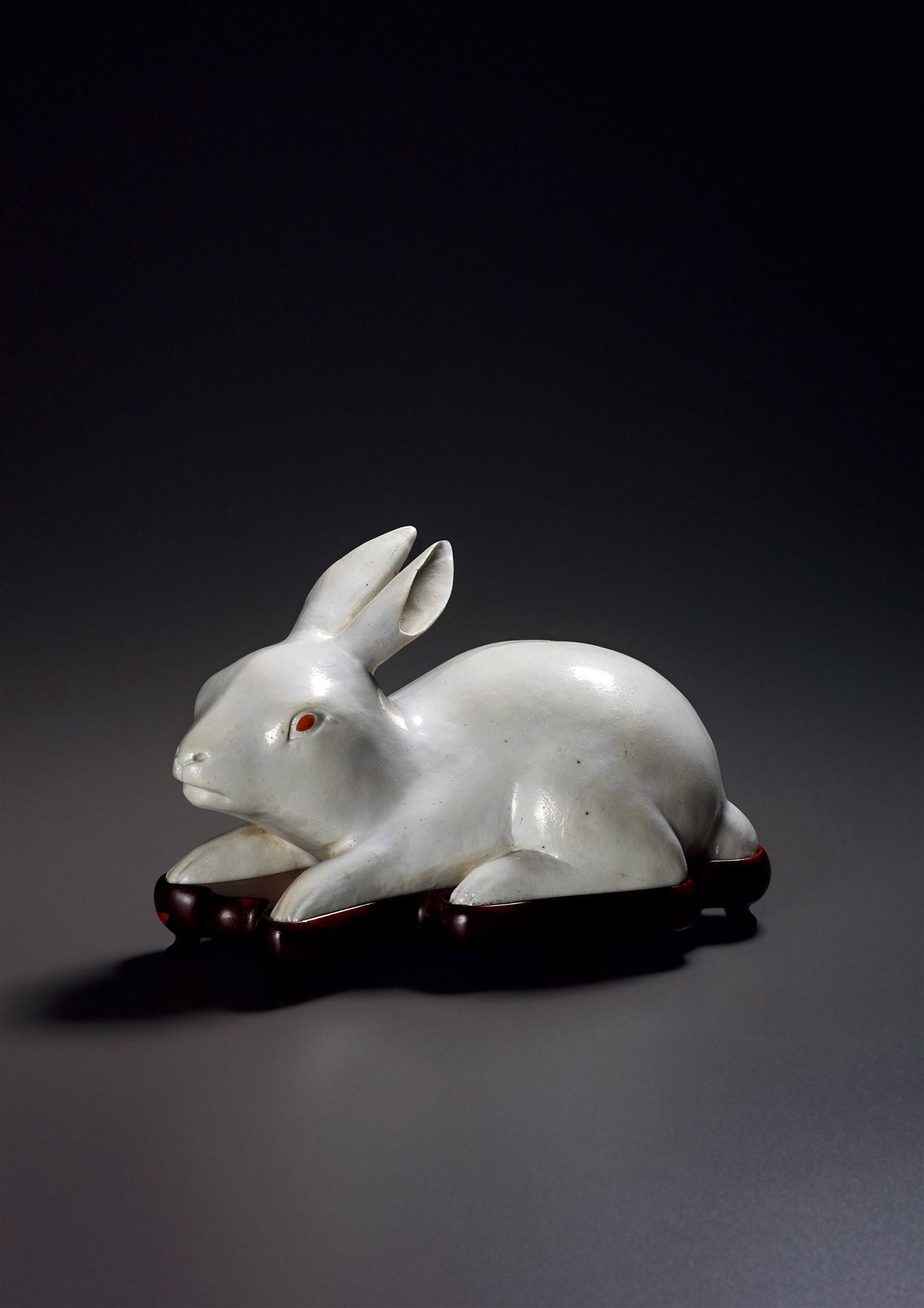 清十八世纪 雕瓷玉兔摆件(带座)