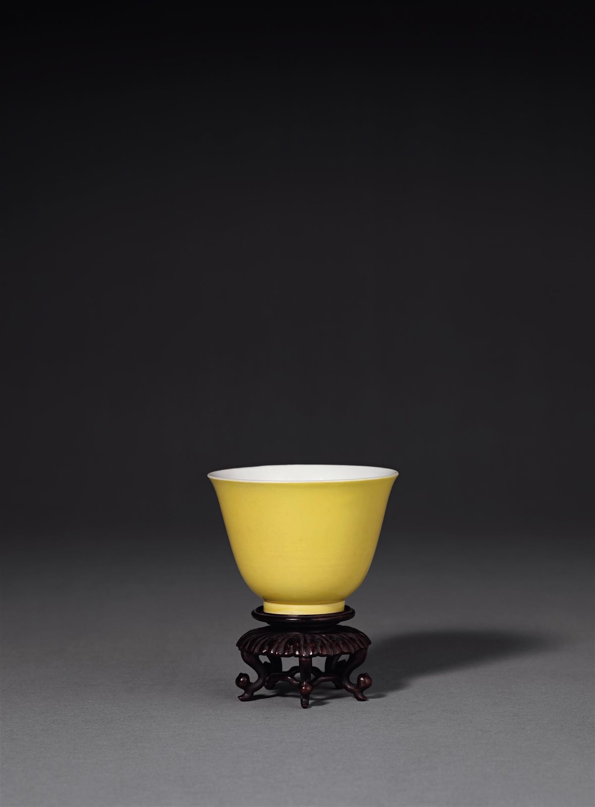 清雍正 娇黄釉杯