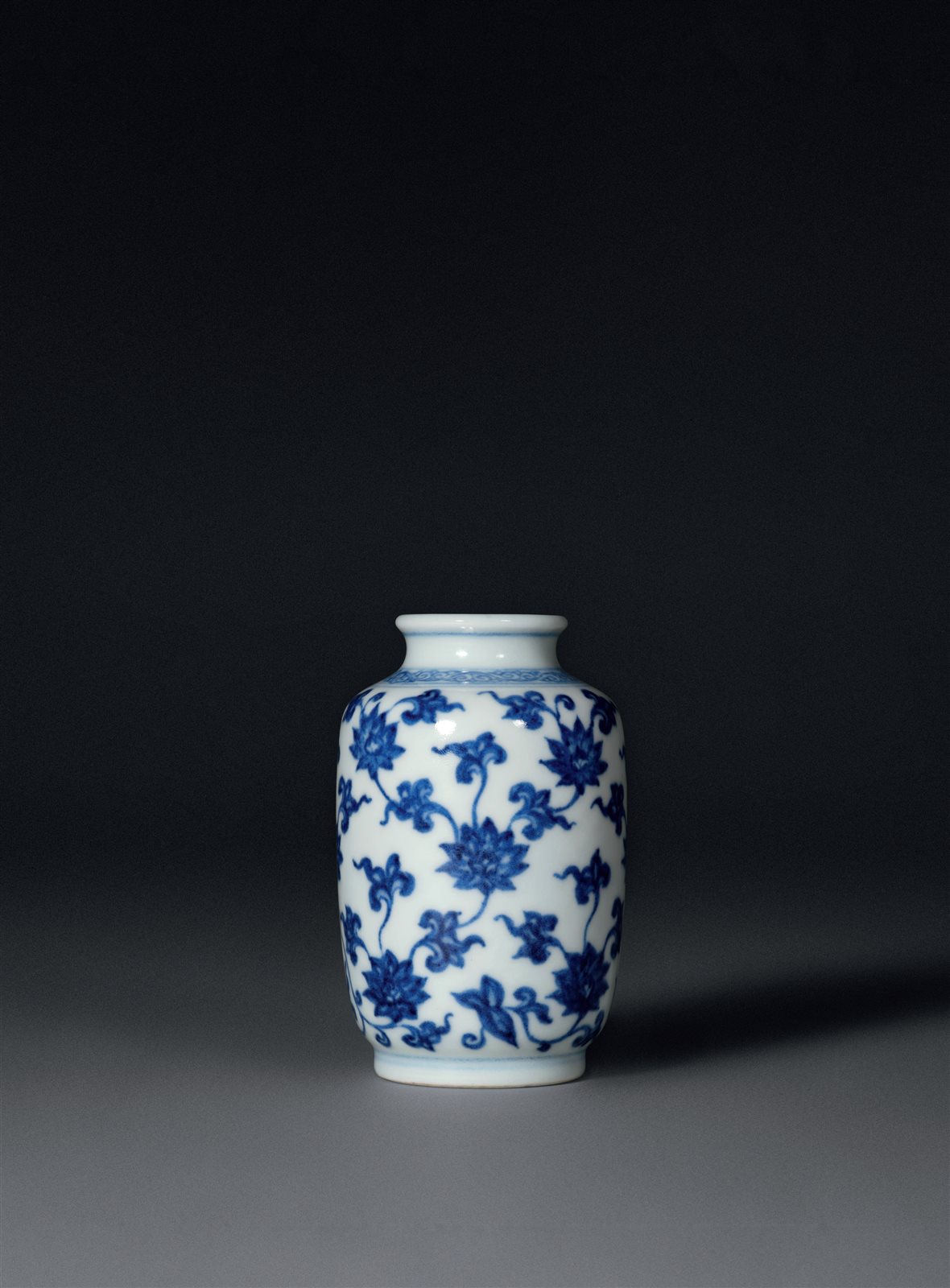 清雍正 青花缠枝莲纹小罐