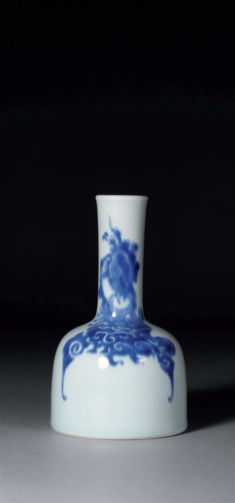 清康熙 青花夔凤纹摇铃尊