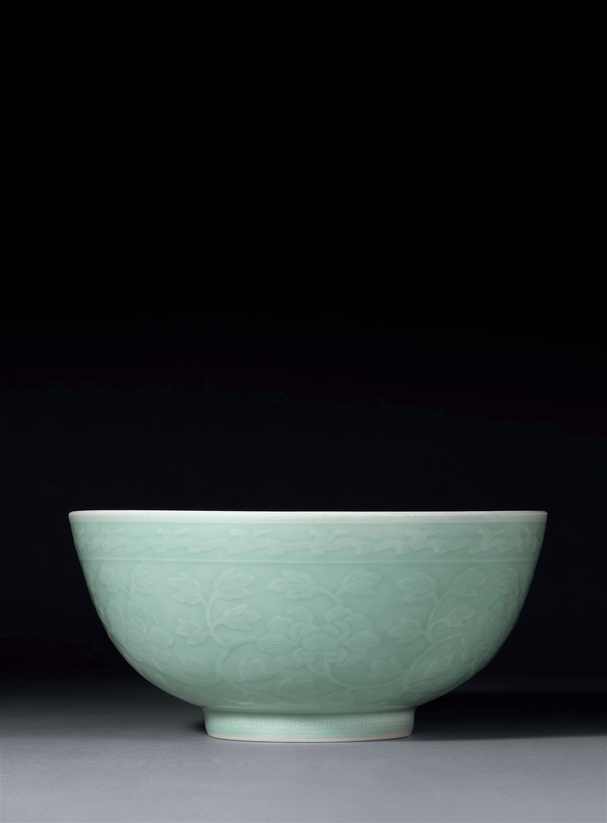 清乾隆 粉青釉模印缠枝牡丹纹大碗