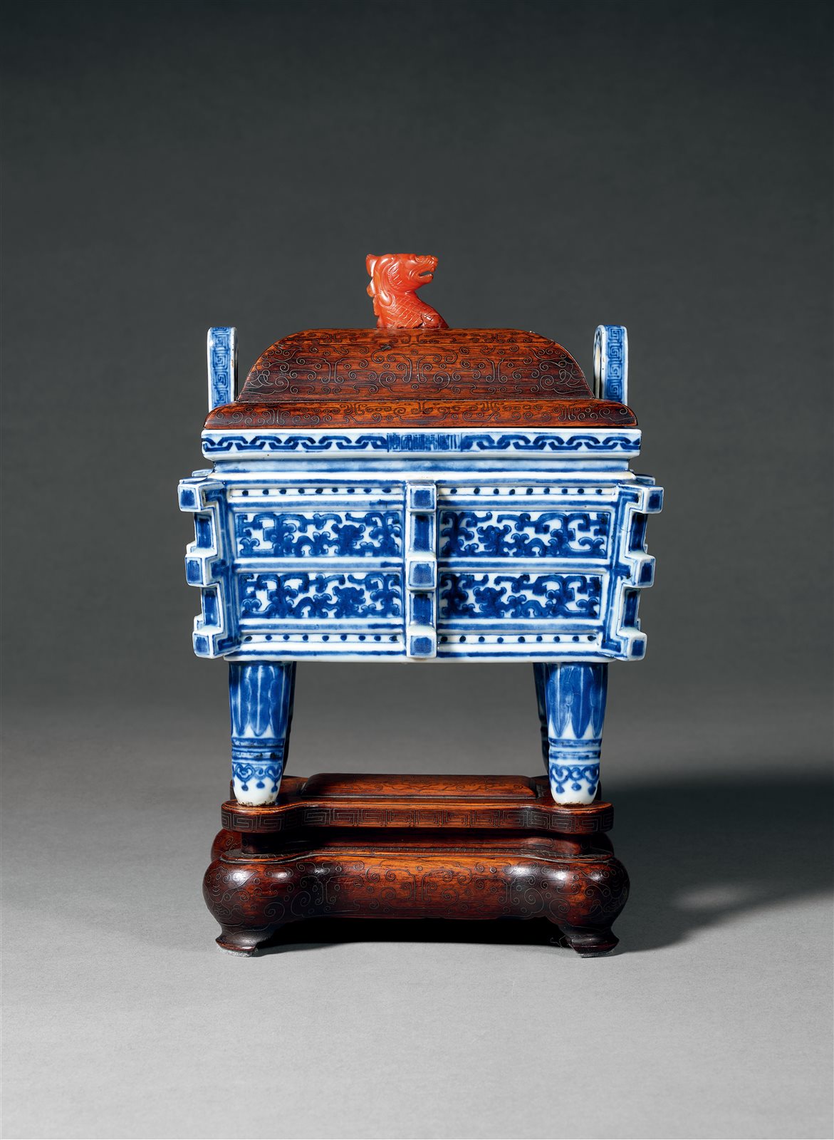 青花夔龙纹出戟四方双耳炉