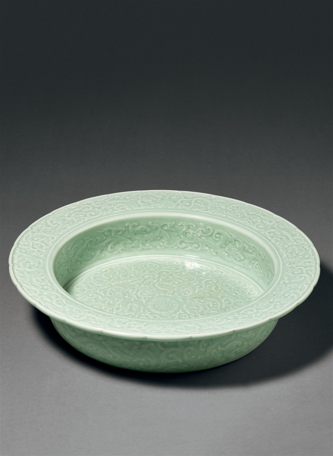 粉青釉模印夔龙凤纹葵口折沿洗