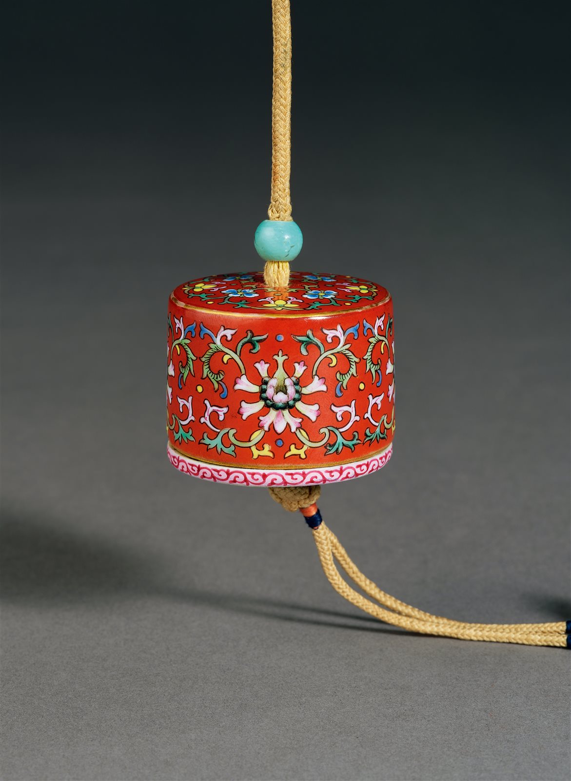 珊瑚红地洋彩宝莲纹扳指盒