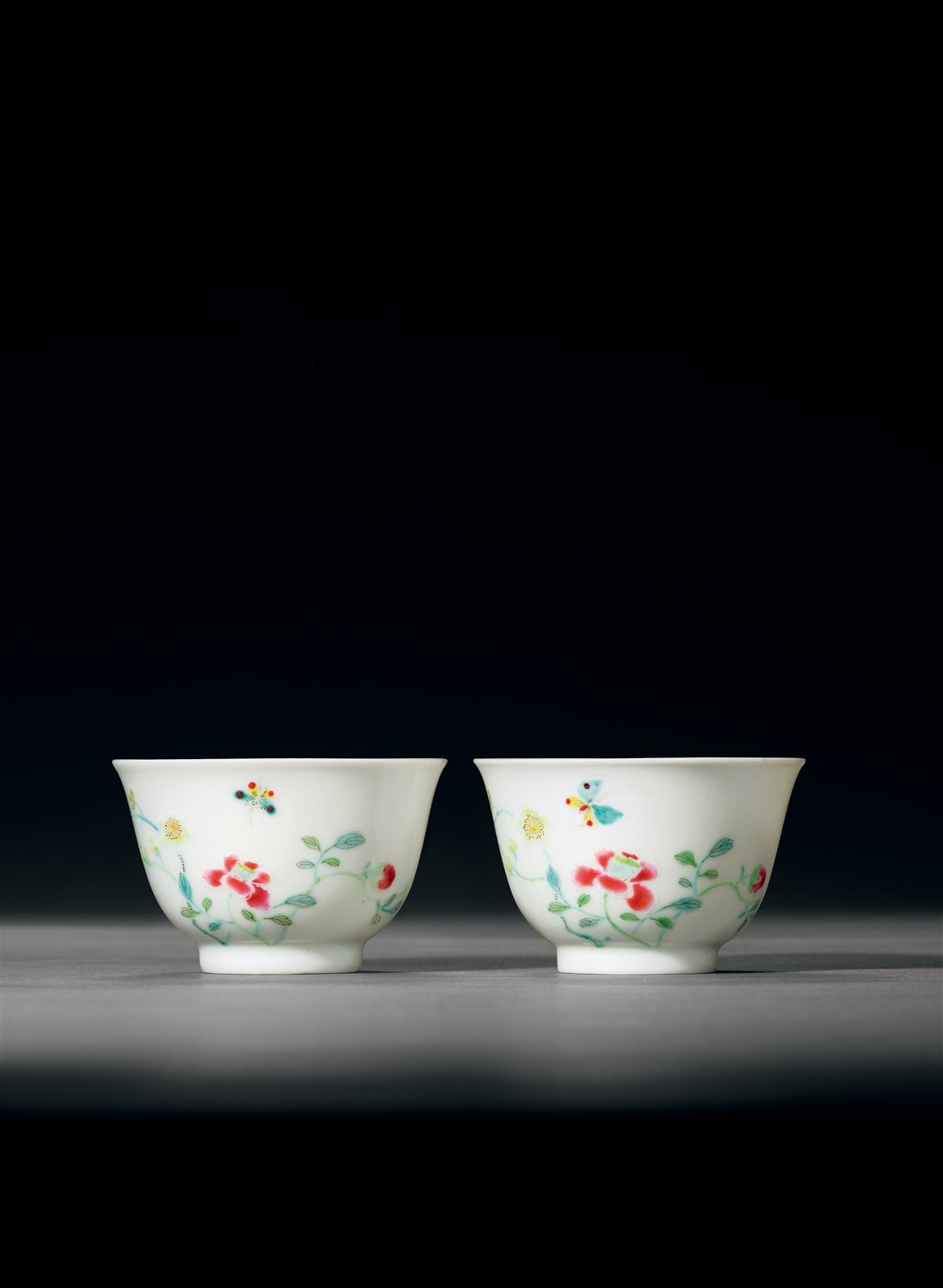 粉彩内兰花外蝶恋花纹杯一对