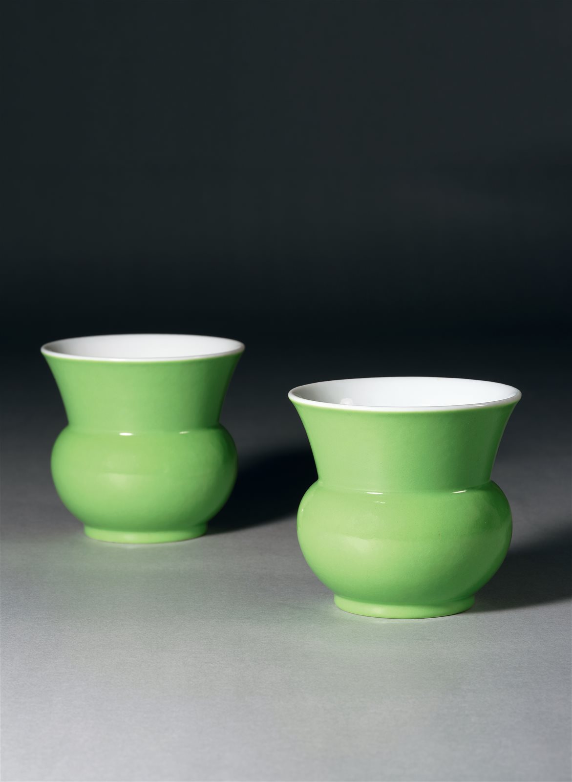 “慎德堂制”秋葵绿釉渣斗形花囊一对