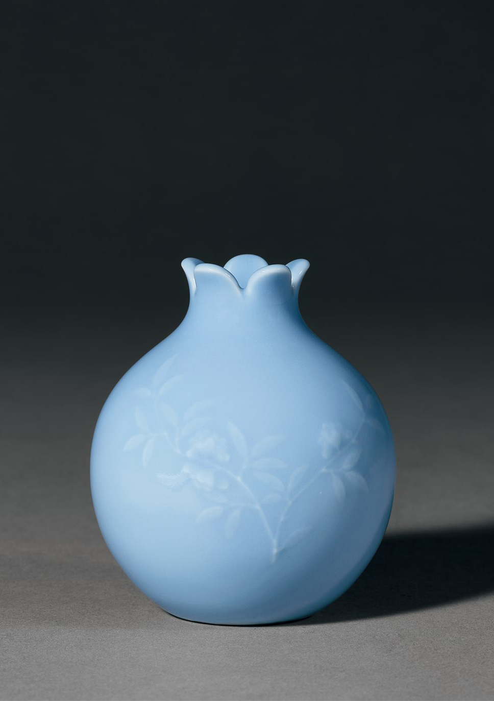 天蓝釉模印花卉纹石榴尊