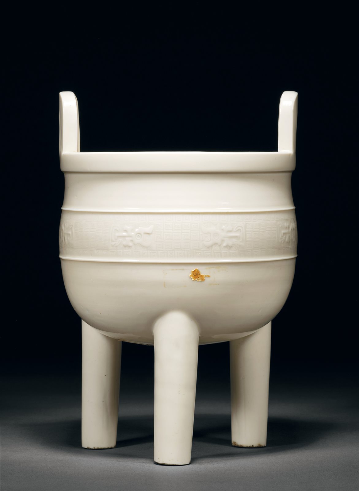 德化窑白釉模印夔龙纹三足鼎式炉