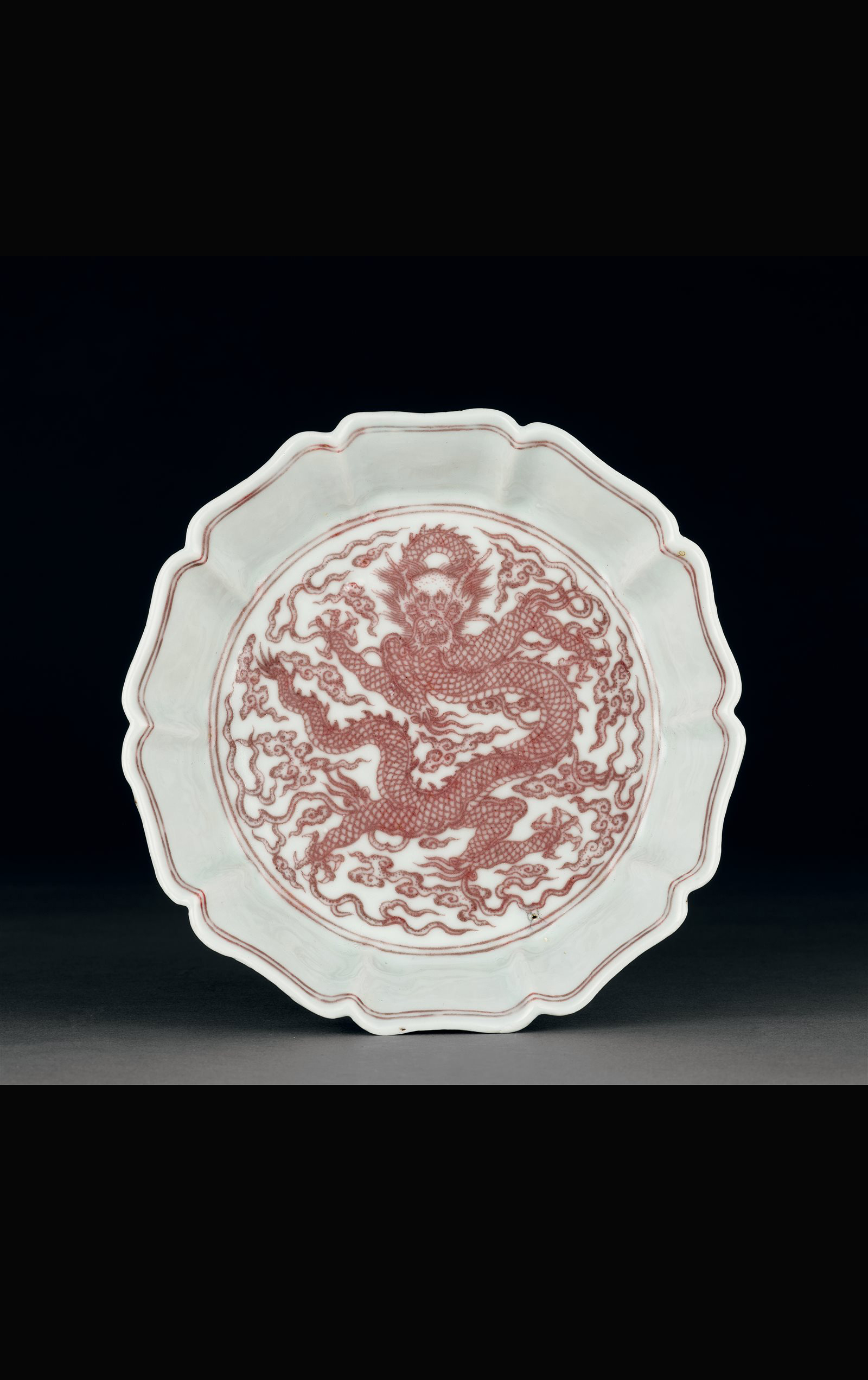 釉里红团云龙纹葵口洗