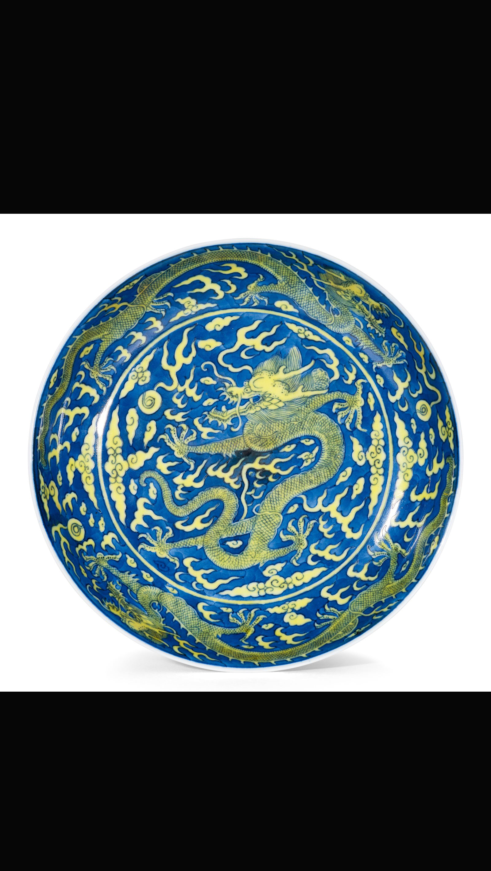青花地黄彩云龙赶珠纹盘