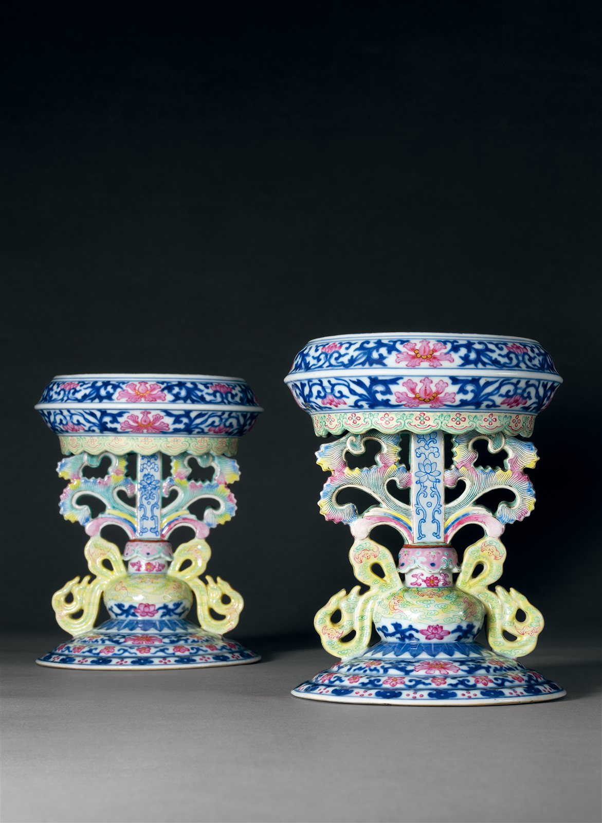 青花洋彩云蝠花卉“七珍”供座一对