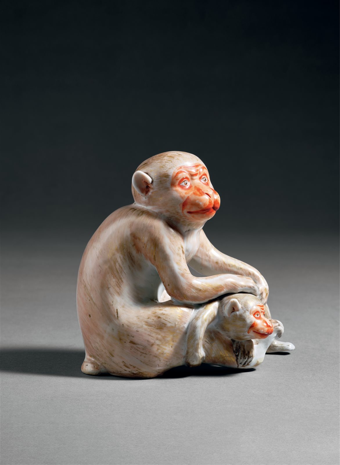 矾红墨彩捏塑子母灵猴摆件