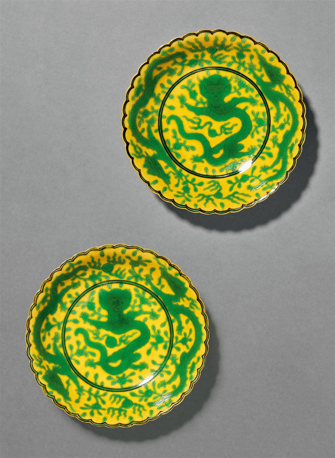 黄地绿彩暗刻云龙纹菱口盘一对