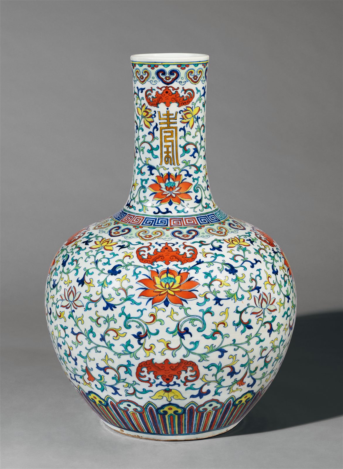 斗彩福寿连绵如意纹大天球瓶