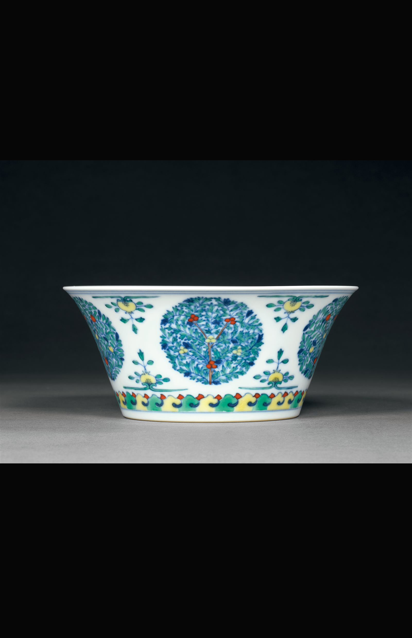 斗彩团花纹马蹄碗