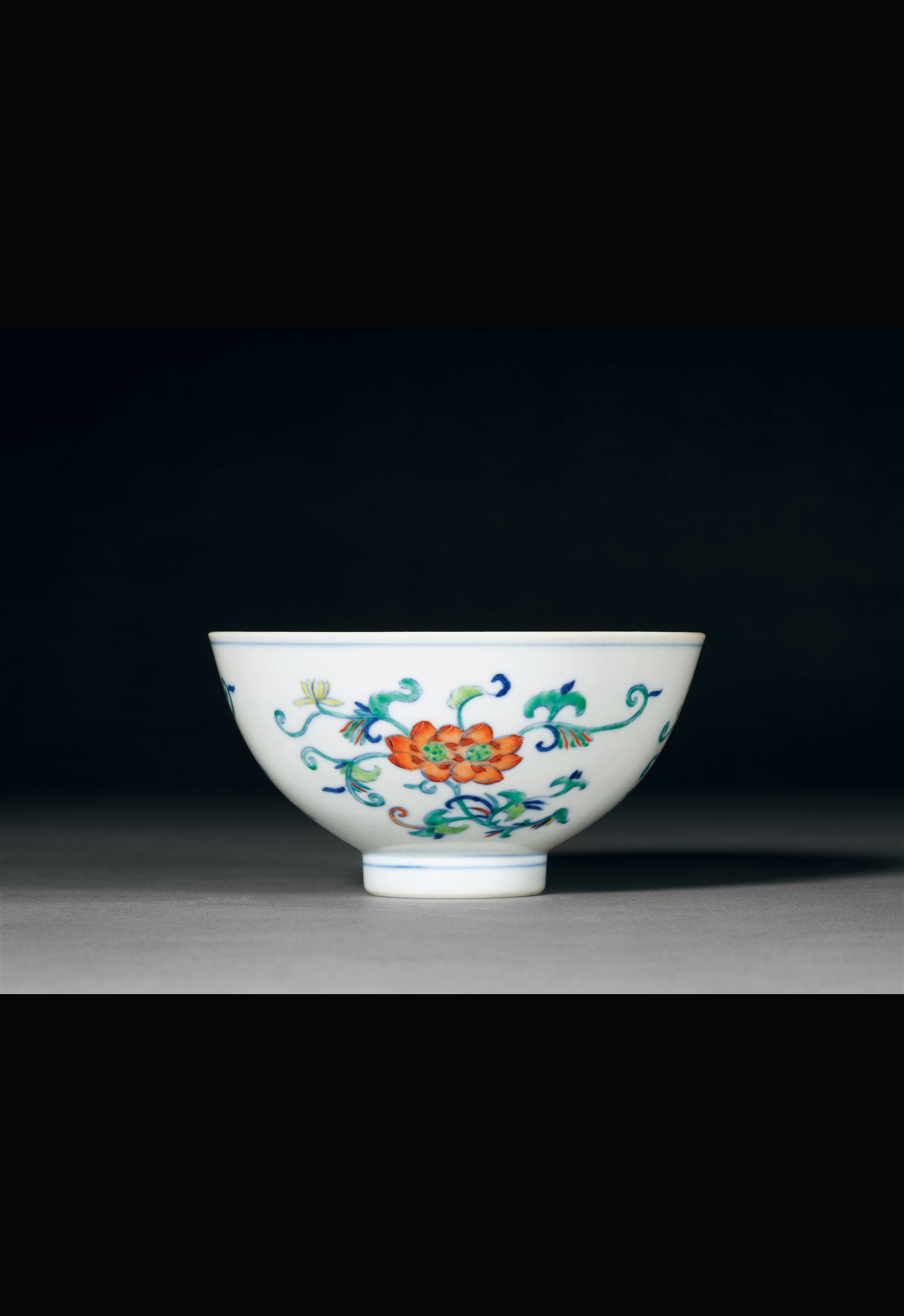 斗彩并蒂莲纹碗