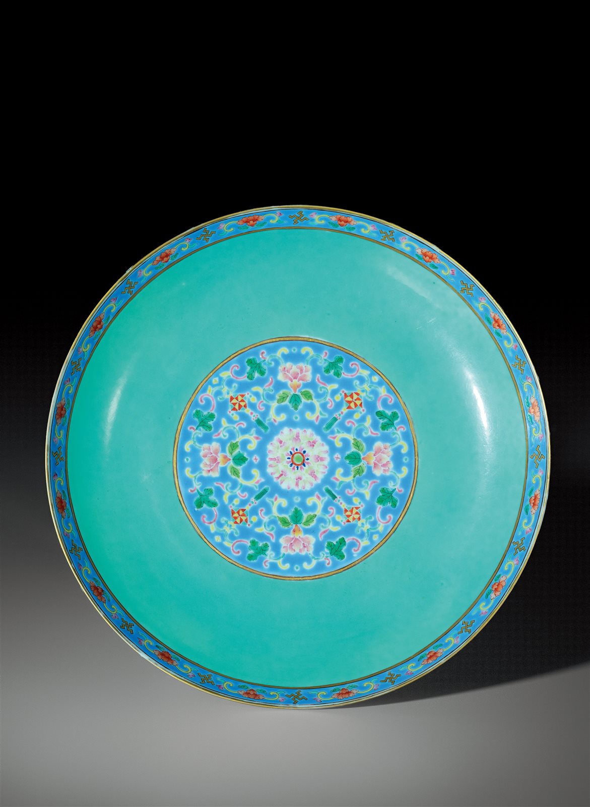 粉彩内松绿地艾叶祥符外胭脂红地缠枝宝莲万寿纹盘