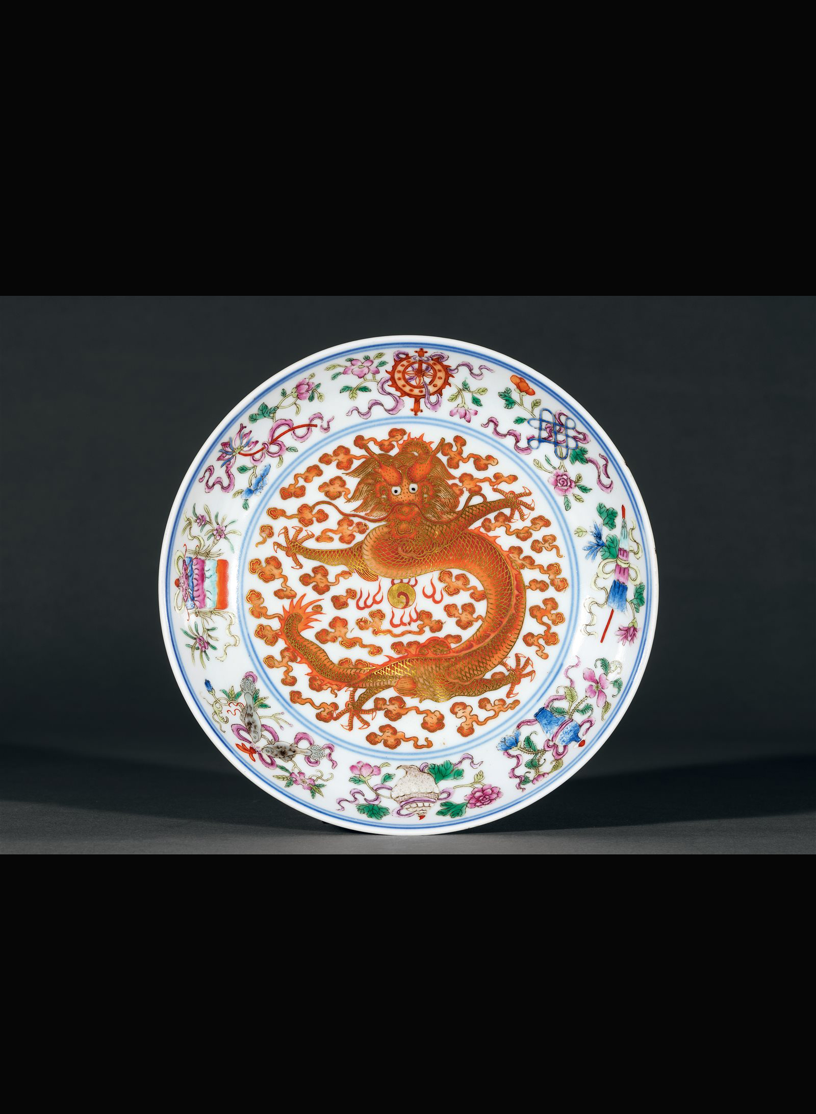 矾红描金粉彩八吉祥云龙纹盘