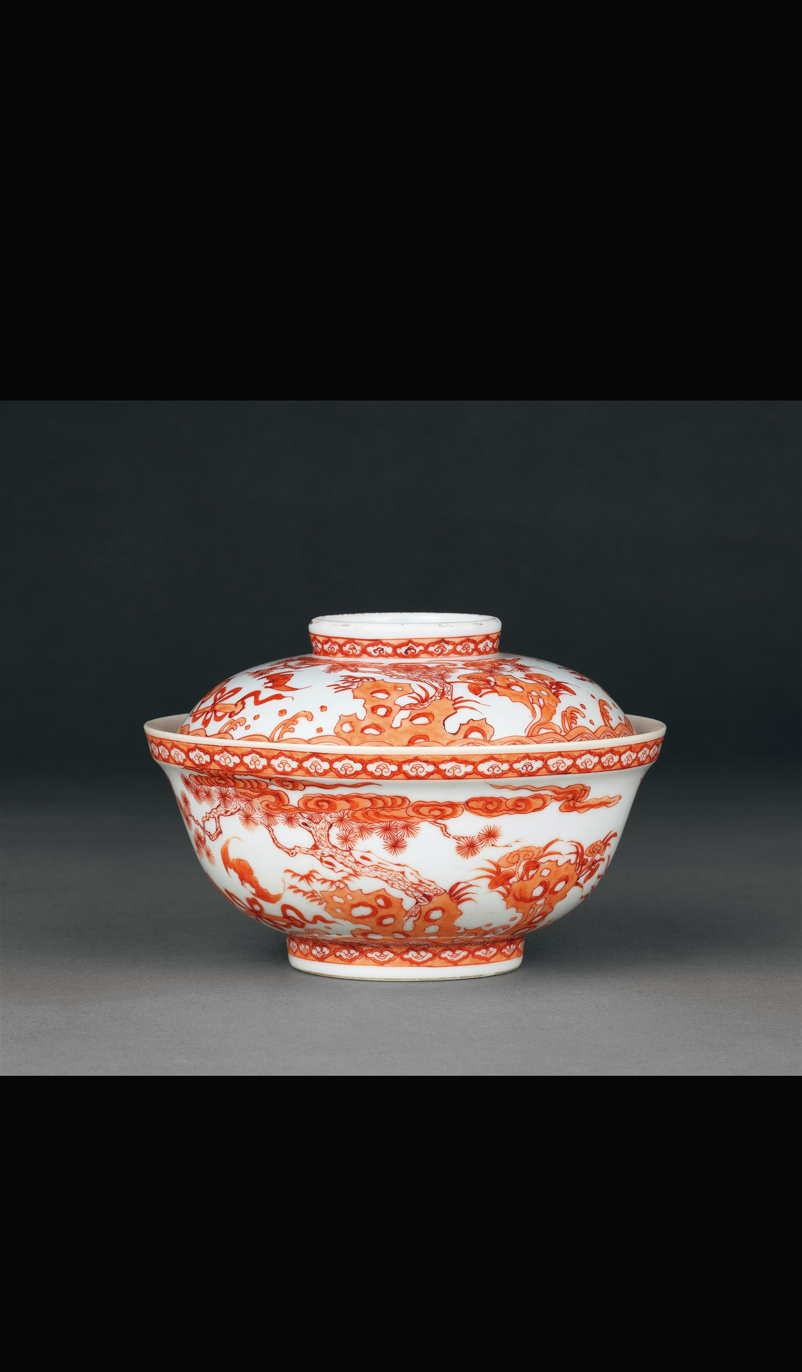 矾红彩洞石花卉福寿如意纹盖碗