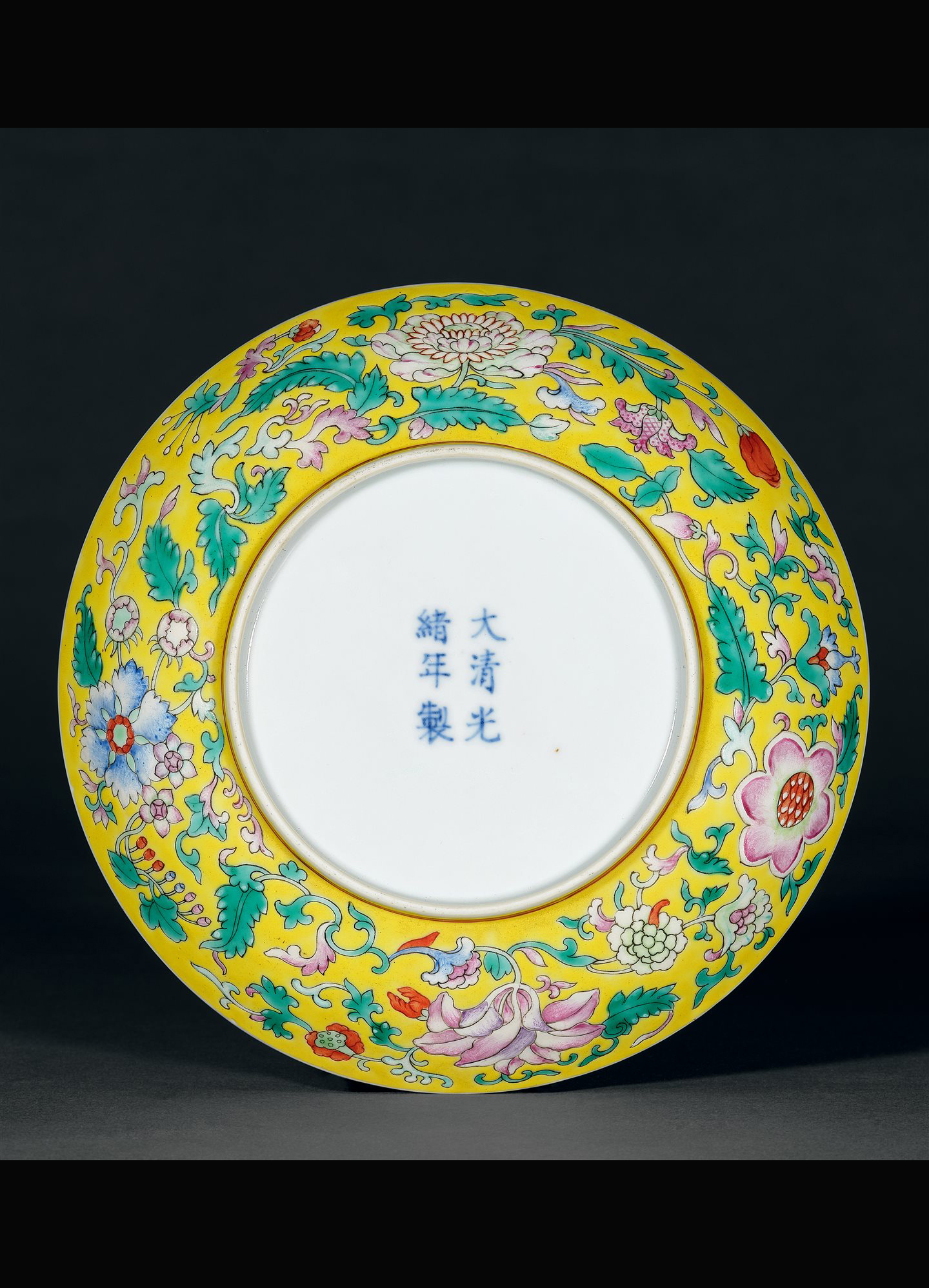 内矾红五福外黄地粉彩缠枝洋花纹盘