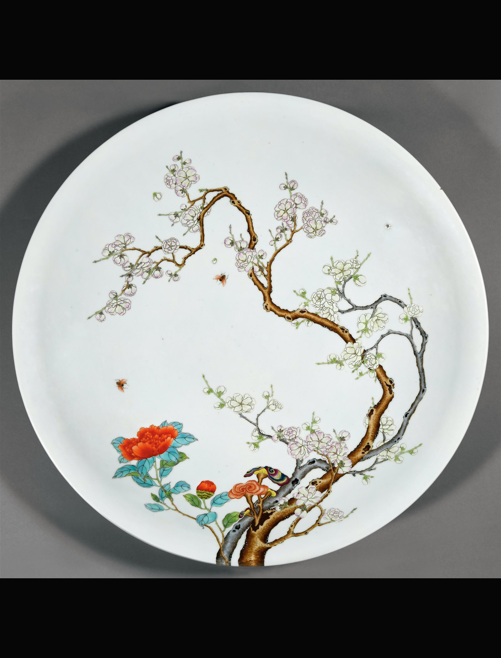 粉彩过枝花卉蜜蜂纹大盘