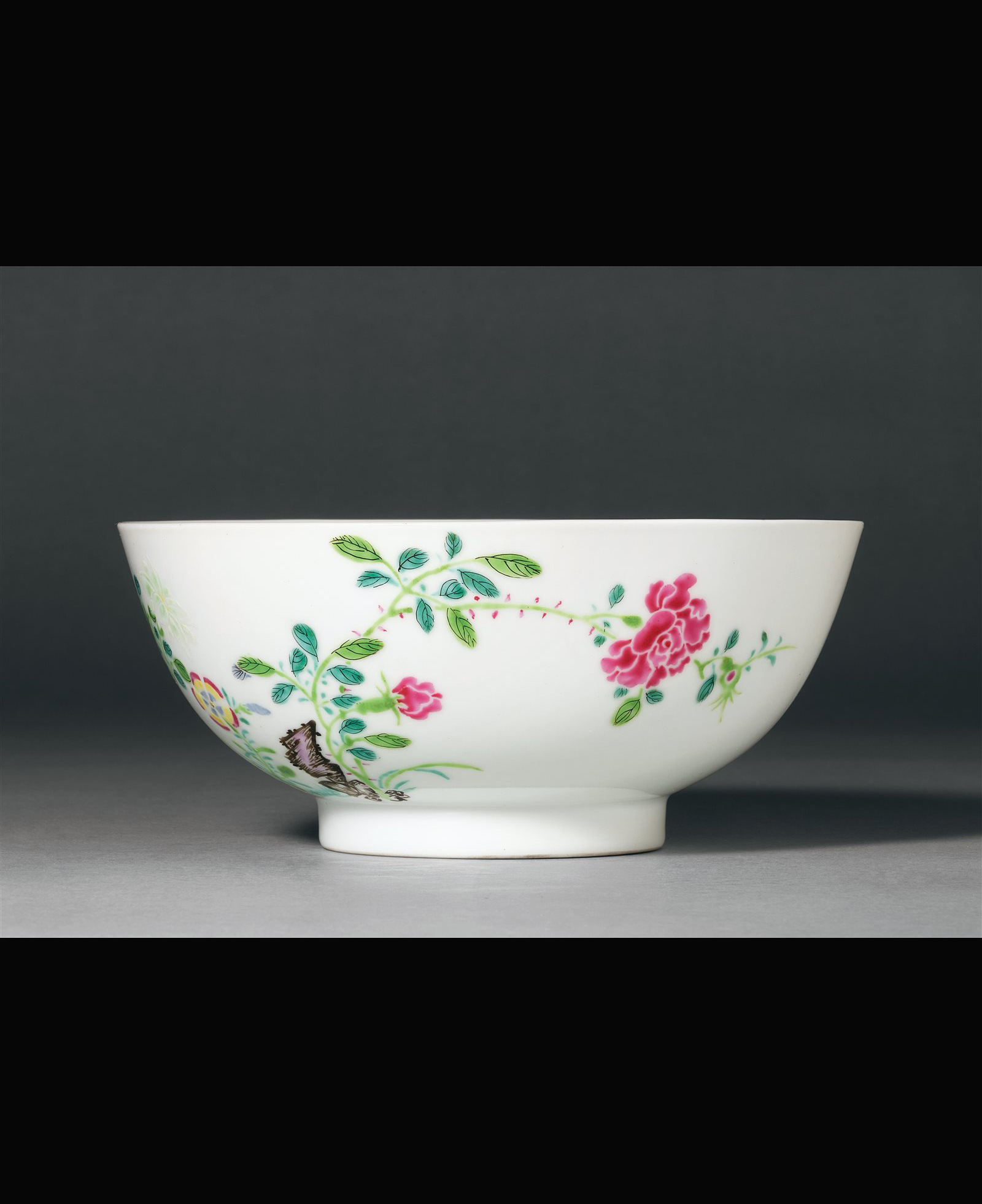 粉彩花蝶洞石纹碗