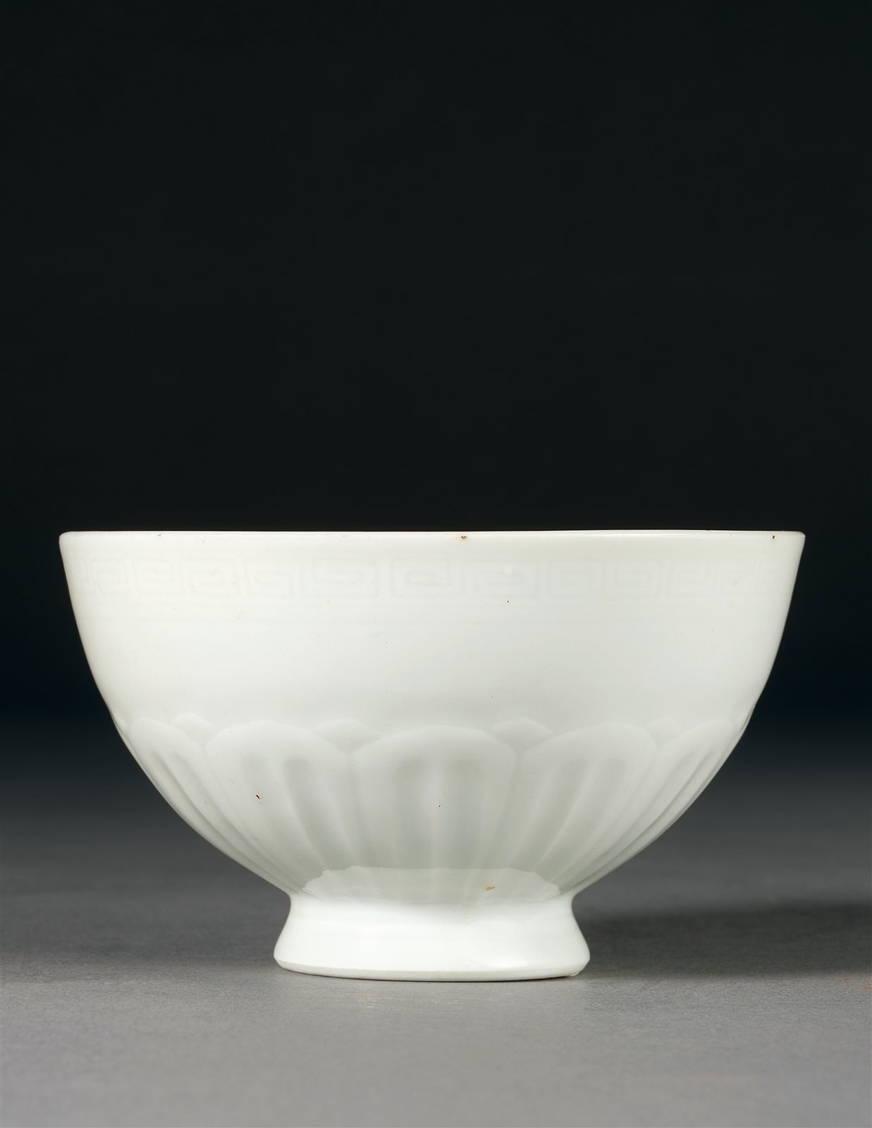 白釉模印莲瓣纹鸡心碗