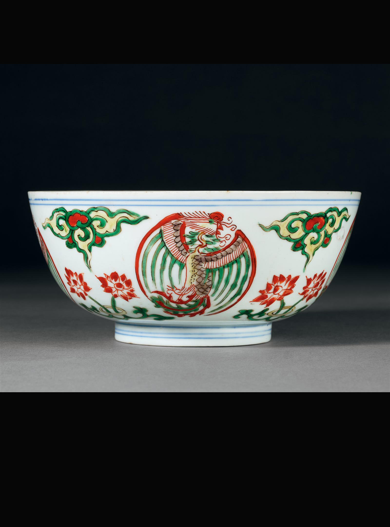 五彩团凤莲花纹碗