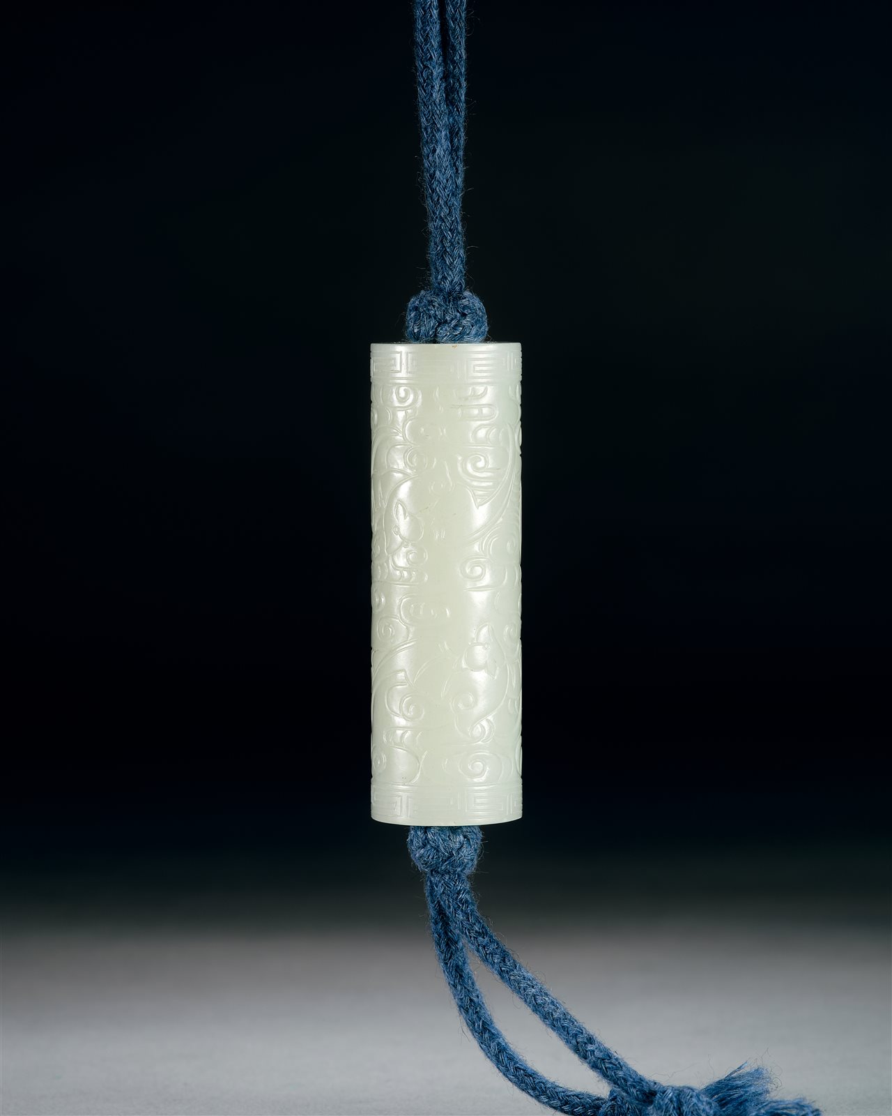 白玉卷云纹勒子