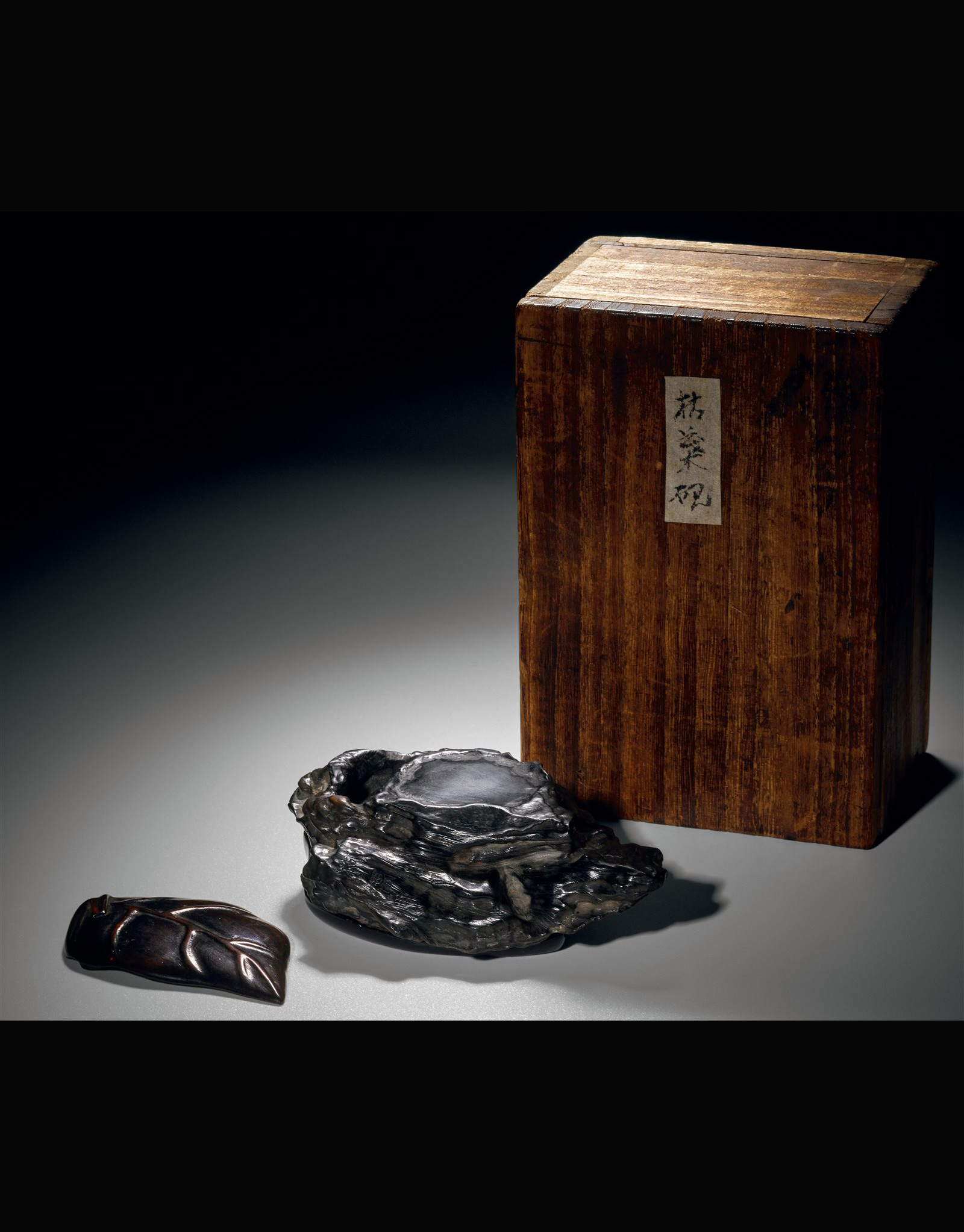 “石庵”款灵璧石枯叶砚