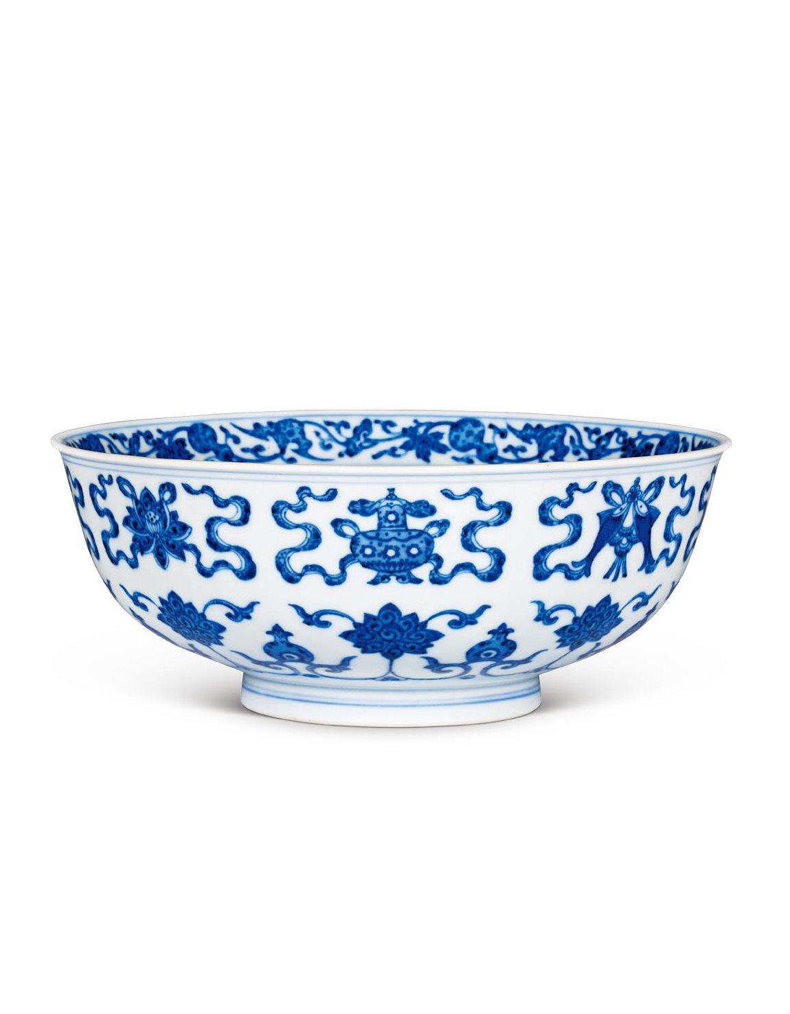 清乾隆 青花莲托八吉祥福禄纹碗