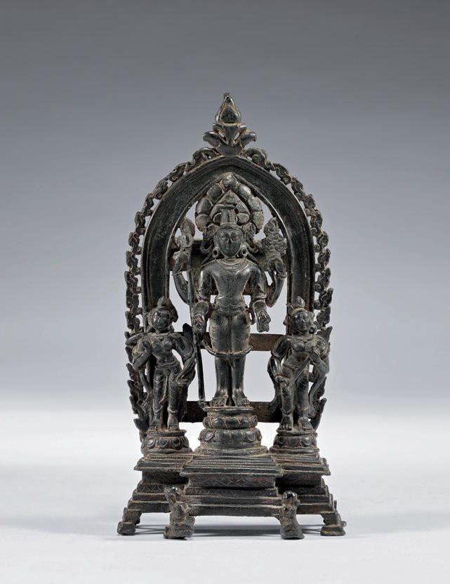 十一至十二世纪 合金铜嵌银毗湿奴像