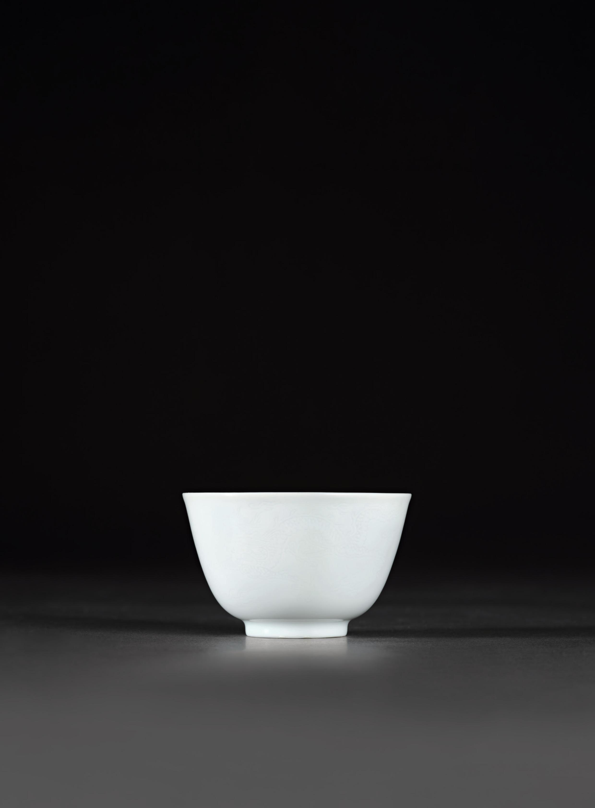 清雍正 甜白釉暗刻云龙纹杯