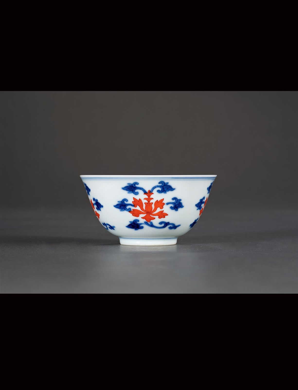 清乾隆 青花矾红折枝宝莲纹茶圆