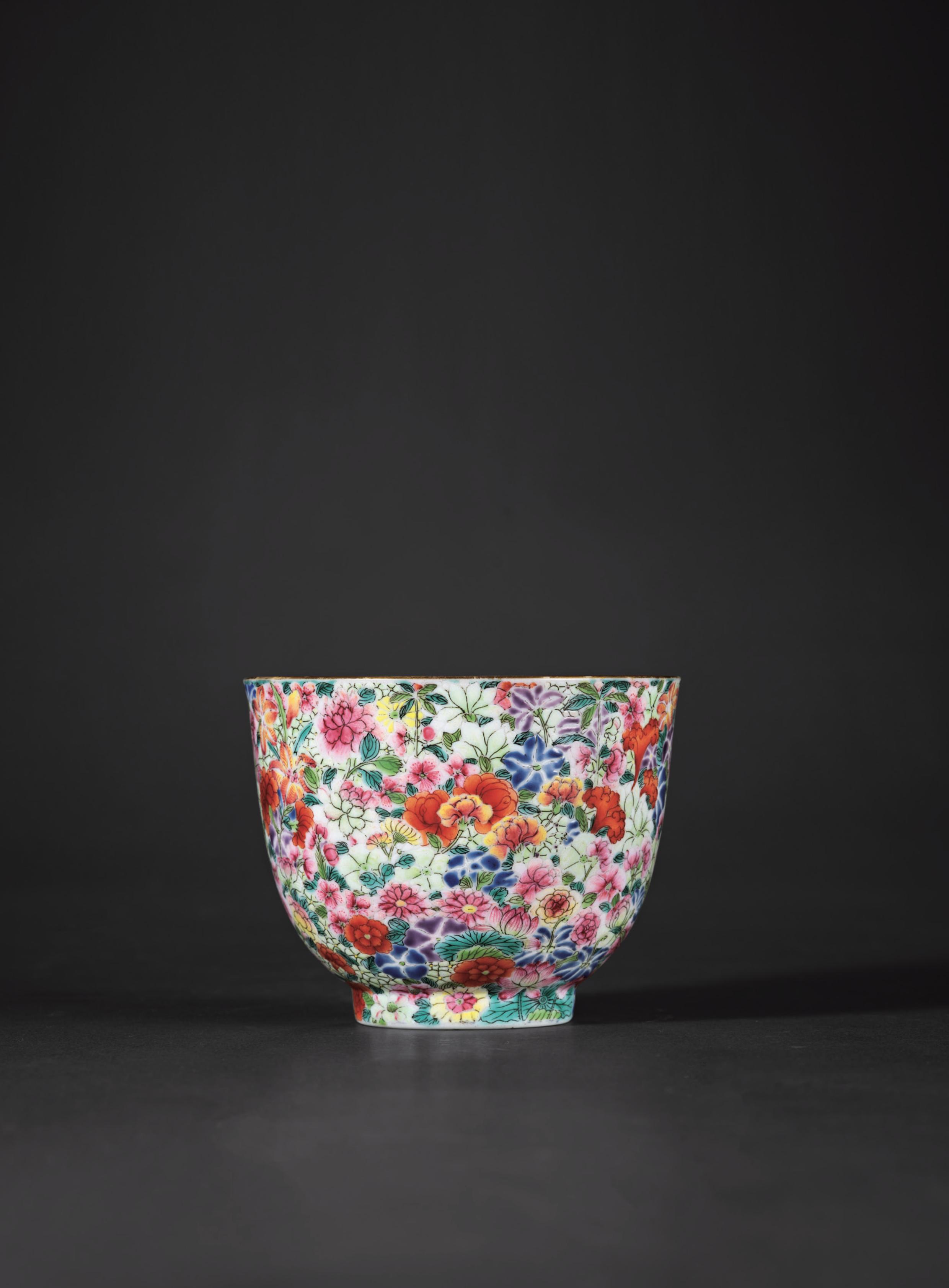 清嘉庆 洋彩万花献瑞纹杯