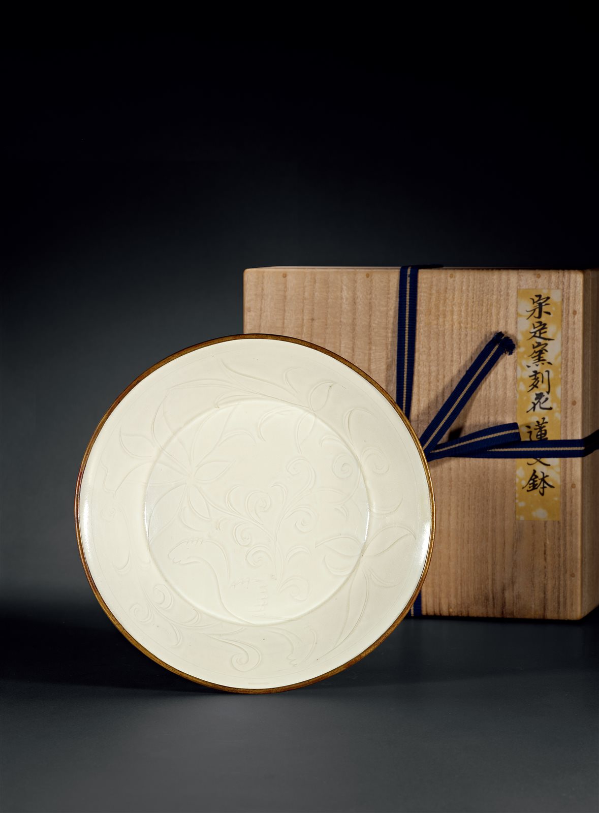 元 定窑刻划莲花纹折腰盘
