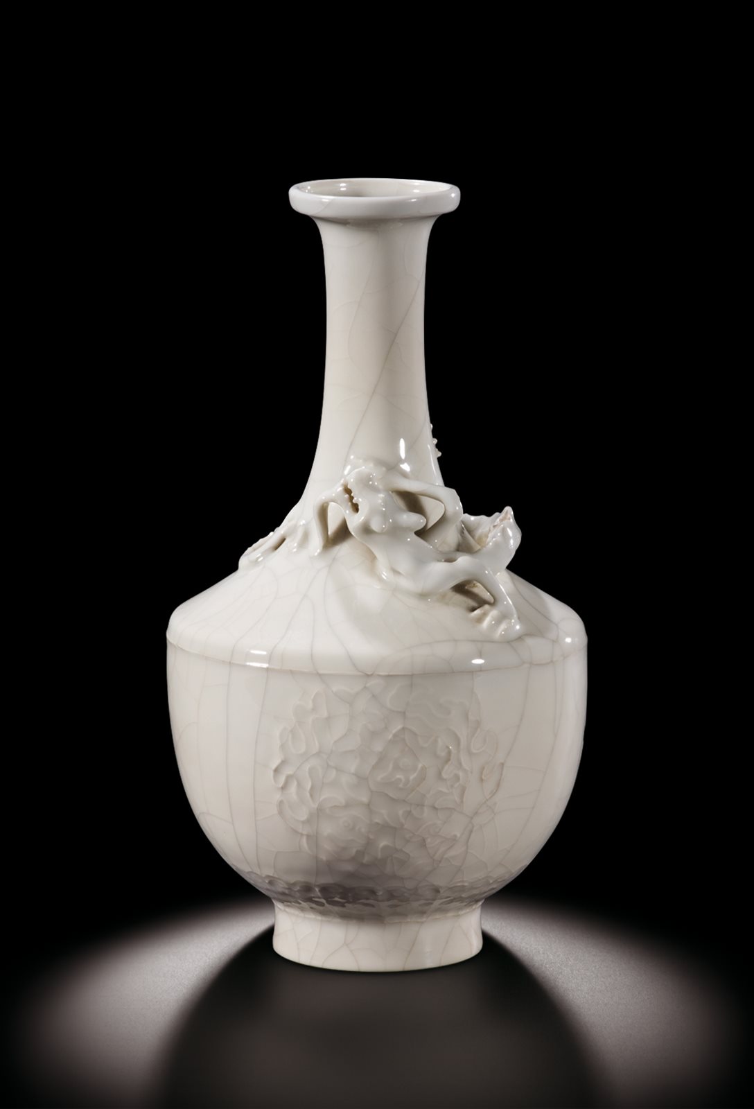 白釉螭龙瓶