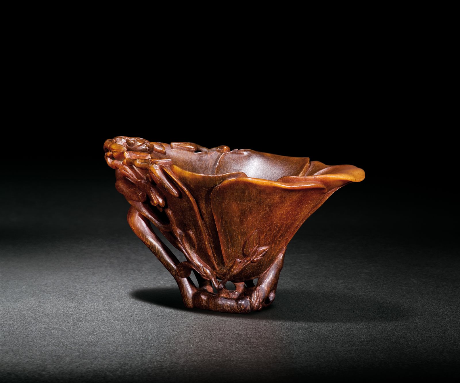 犀角雕螭龙花卉杯