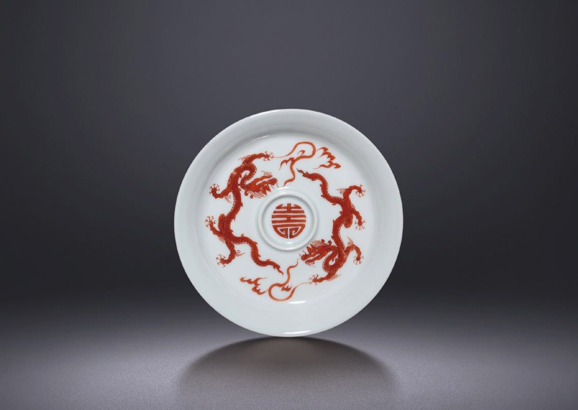 矾红双龙捧寿纹盏托