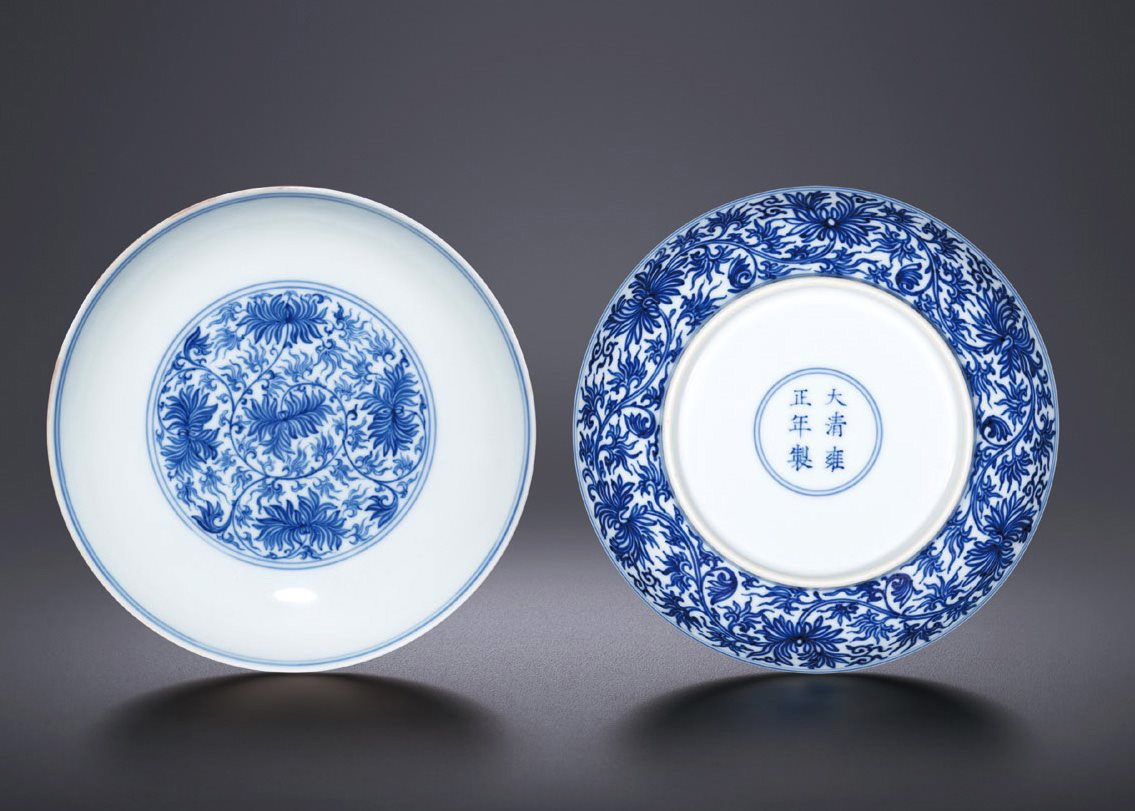 青花缠枝西番莲纹盘一对