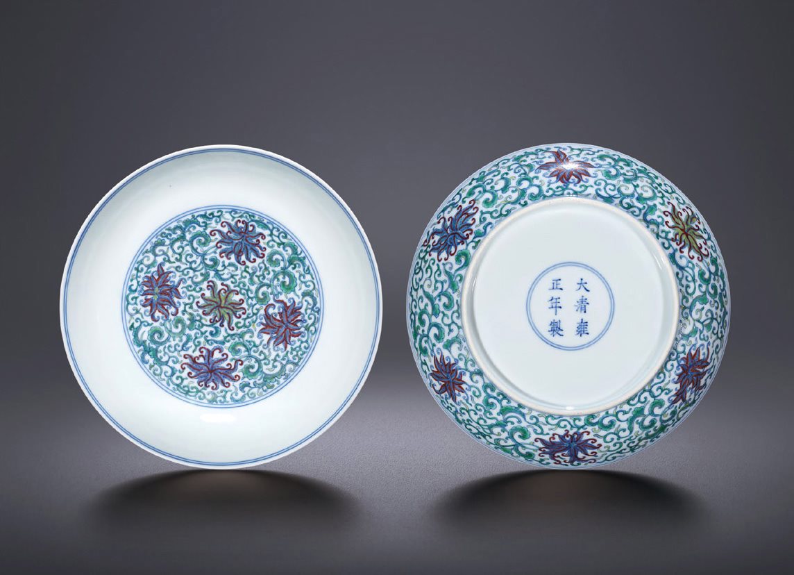 斗彩缠枝西番莲纹盘一对