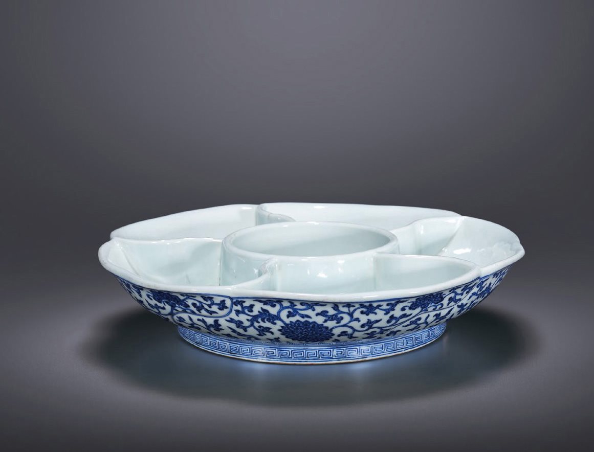 青花缠枝莲纹隔盘