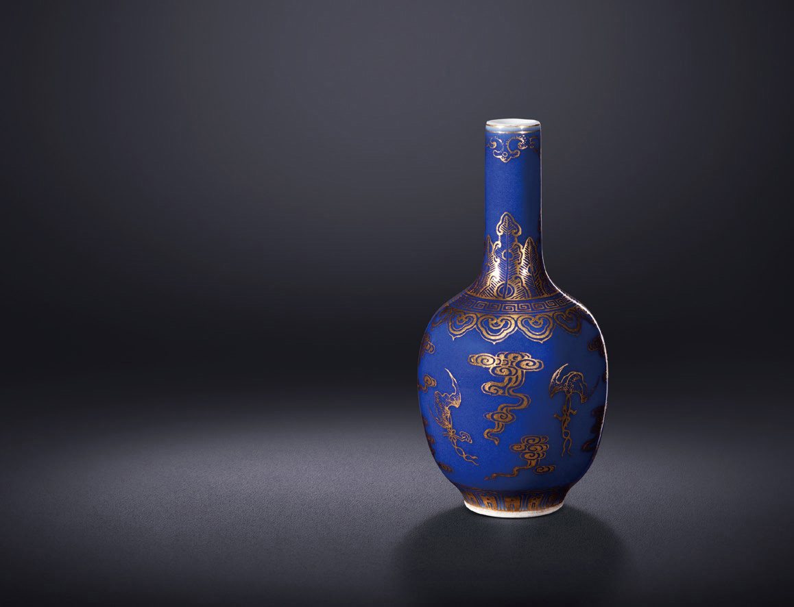 霁蓝描金云蝠纹小瓶
